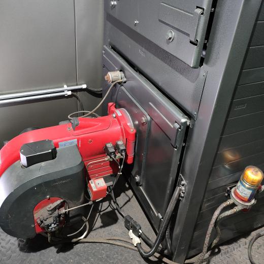 Wnętrze mobilnej kotłowni kontenerowej 60-720 kW na wynajem - palnik olejowy Weishaupt w kontenerze technicznym