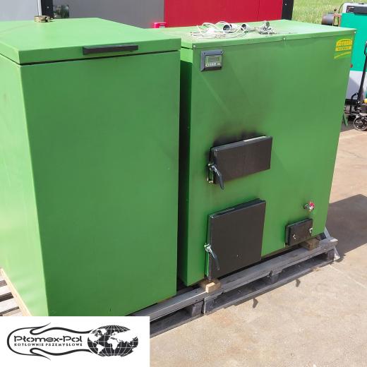 Używany kocioł centralnego ogrzewania na pellet Kotrem KWMP 4-45 kW z 2011 roku, widok na korpus i podajnik paliwa, dostępny w ofercie Plomex-Pol.