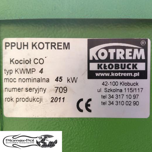 Używany kocioł CO na pellet KOTREM KWMP-4 o mocy 45 kW z 2011 roku. Na zdjęciu widoczna jest tabliczka znamionowa urządzenia z danymi technicznymi i logo producenta.
