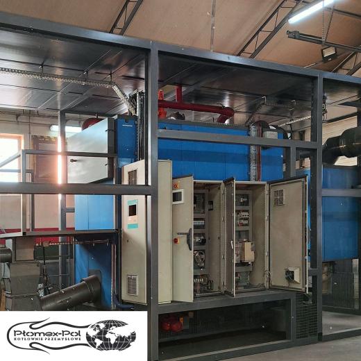 Mobilna kotłownia kontenerowa MAC o mocy regulowanej 700 - 1250 kW od Płomex-Pol z widoczną szafą sterowniczą i instalacją przemysłową.