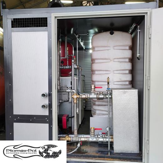 Wnętrze mobilnej kotłowni kontenerowej 200kW firmy Płomex-Pol do wynajmu. Widoczny kocioł Viessmann, biały zbiornik na olej opałowy, naczynie wzbiorcze, pompy i instalacja rurowa.