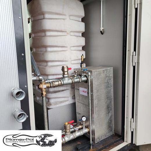 Wnętrze wynajmowanej kotłowni kontenerowej 200 kW – instalacja grzewcza z wymiennikiem ciepła i zbiornikiem na olej opałowy.