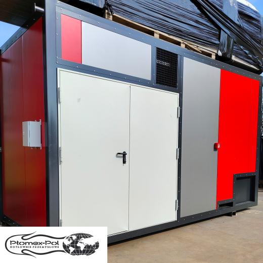 Mobilna kotłownia kontenerowa 500 kW na olej – wynajem. Widok z zewnątrz na przemysłowy kontener grzewczy z logo Płomex-Pol. Rozwiązanie to jest gotowe do transportu i szybkiego podłączenia w miejscach potrzebujących niezawodnego źródła ciepła o dużej mocy.