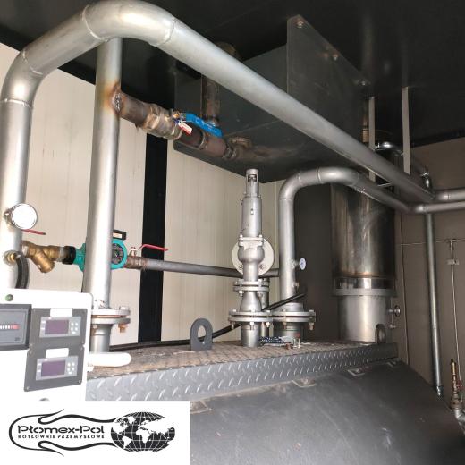Instalacja wewnętrzna i rurociągi w kontenerowej kotłowni olejowej 500 kW z wymiennikiem ciepła.
