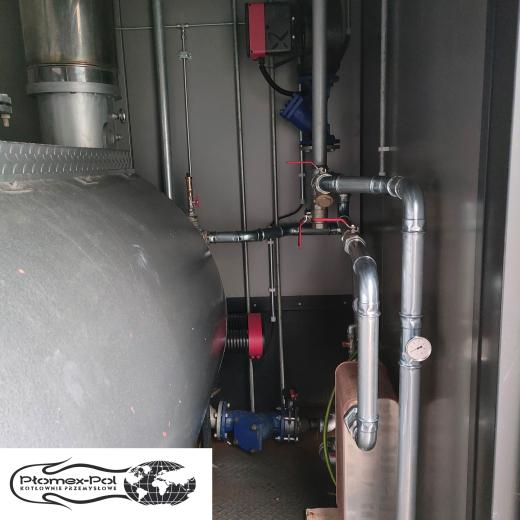 Instalacja hydrauliczna z wymiennikiem ciepła w kontenerze grzewczym 500 kW. Oferta wynajmu mobilnych kotłowni Plomex-Pol.
