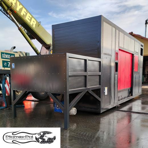 Automatyczna kotłownia kontenerowa 980 kW na biomasę, zrębki i pellet – widok od strony zbiornika buforowego.