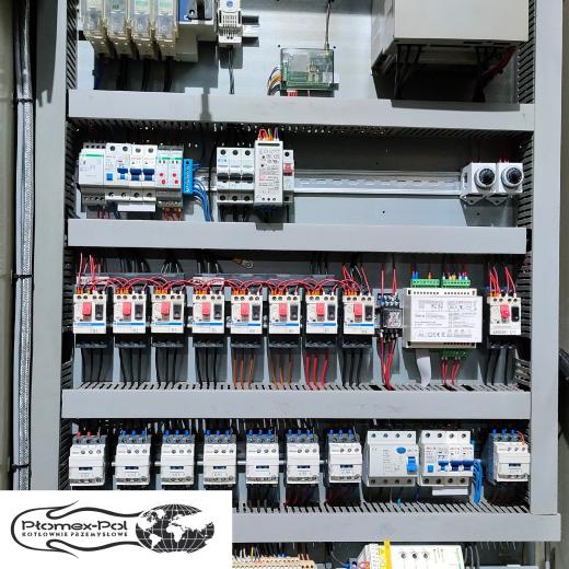 Szafa sterownicza z pełną automatyką w kontenerowej kotłowni na biomasę o mocy 980 kW firmy Płomex-Pol.