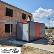 Płomex-Pol: Kaskadowa kotłownia kontenerowa o mocy 4x120 kW zainstalowana na terenie budowy. Rozwiązanie ogrzewania dla budynków w trakcie realizacji.