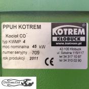 Używany kocioł CO na pellet KOTREM KWMP-4 o mocy 45 kW z 2011 roku. Na zdjęciu widoczna jest tabliczka znamionowa urządzenia z danymi technicznymi i logo producenta.