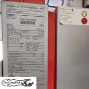 Szczegółowy widok tabliczki technicznej z parametrami dla kotła kondensacyjnego Viessmann Vitocrossal 300 o mocy 130 kW, dystrybuowanego przez firmę Płomex-Pol.