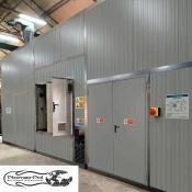 Kotłownia kontenerowa o mocy regulowanej w zakresie od 700 kW do 1250 kW wyposażona w hybrydowy układ paliwa biomasa/olej opałowy/gaz.