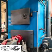 Przemysłowy kocioł grzewczy ZGP 700 - 1250 kW wewnątrz mobilnej kotłowni kontenerowej