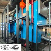 Wnętrze mobilnej kotłowni kontenerowej – instalacja grzewcza i kocioł ZGP 700 - 1250 kW