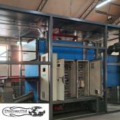 Mobilna kotłownia kontenerowa MAC o mocy regulowanej 700 - 1250 kW od Płomex-Pol z widoczną szafą sterowniczą i instalacją przemysłową.