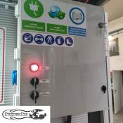 Panel sterujący kontenerowej kotłowni Viessmann 200kW z lampką alarmową rezerwy paliwa i przełącznikami pomp.