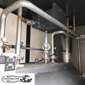 Instalacja wewnętrzna i rurociągi w kontenerowej kotłowni olejowej 500 kW z wymiennikiem ciepła.