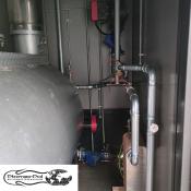 Instalacja hydrauliczna z wymiennikiem ciepła w kontenerze grzewczym 500 kW. Oferta wynajmu mobilnych kotłowni Plomex-Pol.