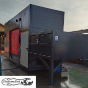 Automatyczna kotłownia kontenerowa na biomasę MAC 980 kW marki Płomex-Pol z widocznym zbiornikiem buforowym.