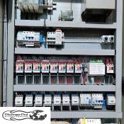 Szafa sterownicza z pełną automatyką w kontenerowej kotłowni na biomasę o mocy 980 kW firmy Płomex-Pol.