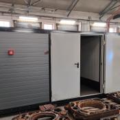 Mobilna kotłownia kontenerowa o mocy 450 kW – szybki wynajem i montaż systemów grzewczych. Kontener grzewczy Plomex-Pol z otwartymi drzwiami gotowy do dostawy.