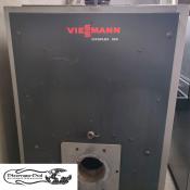 Przemysłowy kocioł olejowo-gazowy Viessmann Vitoplex 100 1400 kW – widok na front urządzenia. Oferta od Płomex-Pol.