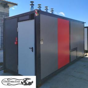 Kontenerowa kotłownia gazowa 480 kW marki Płomex-Pol z kaskadą czterech kotłów ACV Nextra 120, widok zewnętrzny nowoczesnego kontenera grzewczego z kominami.