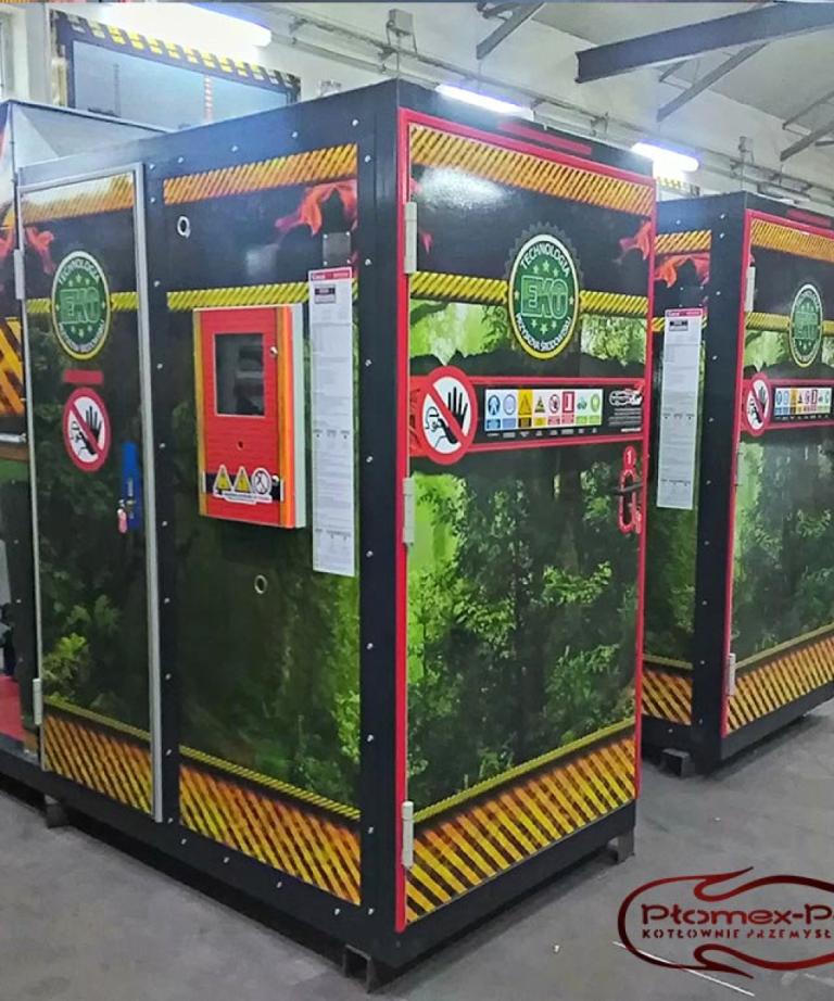 Mobilna kotłownia kontenerowa Mini 100 kW marki Plomex-Pol w hali produkcyjnej