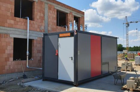 Płomex-Pol: Kaskadowa kotłownia kontenerowa o mocy 4x120 kW zainstalowana na terenie budowy. Rozwiązanie ogrzewania dla budynków w trakcie realizacji.
