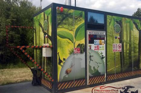 Mobilna kotłownia kontenerowa na zewnątrz, przygotowana przez Plomex-Pol, wyposażona w rozwiązania grzewcze Viessmann.