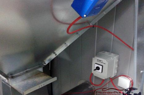 Zbliżenie na mechanizm podawania pelletu i system sterowania wewnątrz kotłowni kontenerowej firmy Plomex-Pol w Pile.