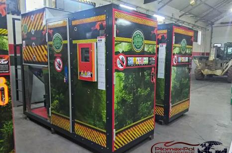Mobilna kotłownia kontenerowa Mini 100 kW marki Plomex-Pol w hali produkcyjnej