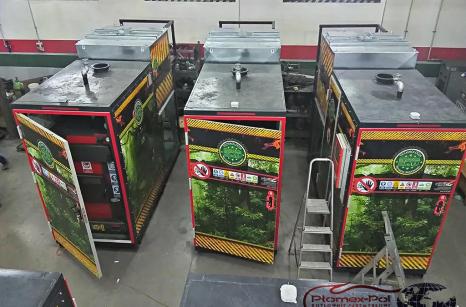 Mobilne kotłownie kontenerowe MINI o mocy 100 kW produkowane przez Płomex-Pol w trakcie montażu na hali produkcyjnej.