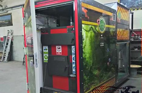 Przemysłowa kotłownia kontenerowa Mini 100 kW z widocznymi drzwiami technologicznymi i oznaczeniami