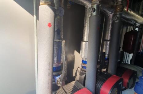 Nowoczesna kotłownia kontenerowa – pompy obiegowe Grundfos oraz izolowane rurociągi instalacji grzewczej, realizacja Plomex-Pol w Rogoźnie.