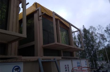 Instalacja techniczna kotłowni kontenerowej na biomasę: szczegółowy widok systemu podawania paliwa.
