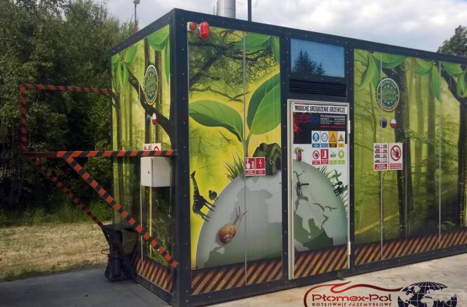 Mobilna kotłownia kontenerowa na zewnątrz, przygotowana przez Plomex-Pol, wyposażona w rozwiązania grzewcze Viessmann.