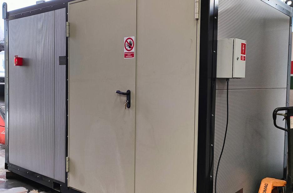Wynajem kontenerowej kotłowni olejowej Viessmann 200 kW – widok zewnętrzny gotowego do transportu urządzenia.